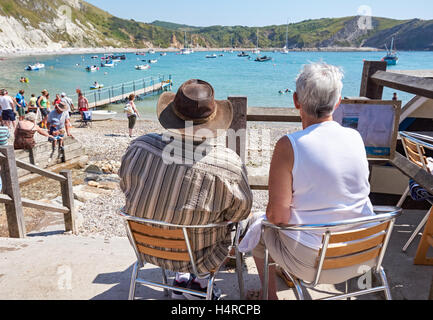 Menschen Sie genießen sonnigen Tag Lulworth Cove in Dorset, England, Vereinigtes Königreich UK Stockfoto