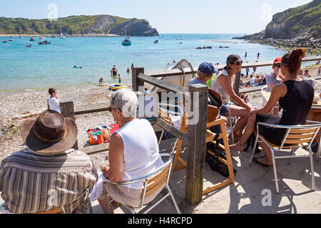 Menschen Sie genießen sonnigen Tag Lulworth Cove in Dorset, England, Vereinigtes Königreich UK Stockfoto