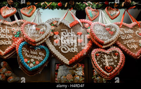 Traditionelle Lebkuchenherzen auf dem Weihnachtsmarkt in Fulda, Deutschland, Übersetzung - Ich liebe dich Stockfoto