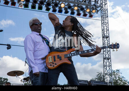 Vernon Reid (l) und Doug Wimbish von Living Colour führt auf Riot Fest Chicago am 11. September 2015 in Chicago, Illinois. Stockfoto