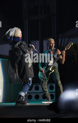 Gwen Stefani und dem Bassisten Tony Kanal keinen Zweifel führen an Riot Fest Chicago 11. September 2015 in Chicago, Illinois. Stockfoto