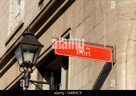 Rue du Port Straßenschild und das schwarze Metall Laterne in Old Montreal, Quebec, Kanada Stockfoto