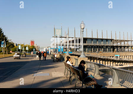 Menschen auf der Promenade des Artistes mit Jacques Cartier Pavillon auf der Rückseite, alten Hafen von Montreal, Quebec, Kanada Stockfoto