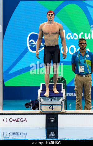 Rio De Janeiro, Brasilien. 6. August 2016. Adam torfigen (GRB) bricht den Weltrekord bei der Männern 100-Meter-Brustschwimmen während seiner vorläufigen Herzen bei den Olympischen Sommerspielen 2016. C Paul J. Sutton/PCN Fotografie. Stockfoto