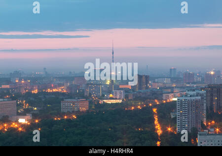 Bei Sonnenaufgang auf der Moskau aus großer Höhe anzeigen Stockfoto