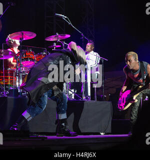 (L-R) Schlagzeuger Adrian Young, Gwen Stefani und Bassist Tony Kanal keinen Zweifel führt auf Riot Fest in Chicago am 11. September 2015 Stockfoto