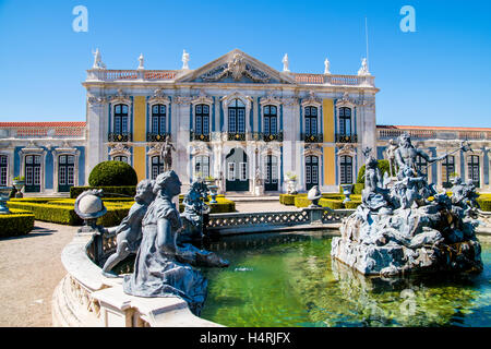 Neptunbrunnen auf den ersten Plan und der Fassade des Palastes in Queluz auf Hintergrund, Gemeinde von Sintra, Lissabon, Portugal Stockfoto