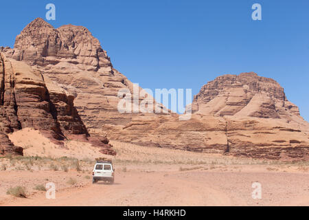 Ein cross country Fahrzeug (4x4) im Wadi Rum Wüste, Jordanien, Naher Osten. Stockfoto