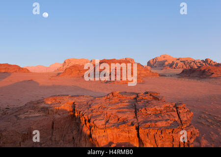 Sunset Landschaft im Wadi Rum Wüste. Jordan. Stockfoto