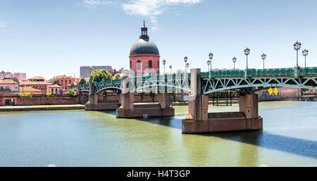 Panoramablick auf Saint-Pierre-Brücke über den Fluss Garonne und Dome De La Grave in Toulouse, Frankreich Stockfoto