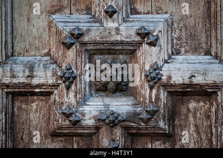 Reich verzierte alte Holztür Detail der Kirche der Jakobiner in Toulouse, Frankreich. Stockfoto