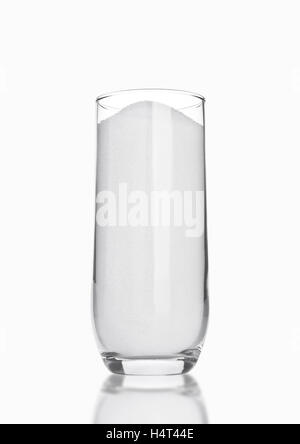 Glas von Weißzucker auf weißem Hintergrund mit Reflexion Stockfoto