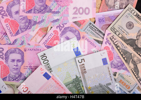 Hundert-Dollar-Schein auf dem Hintergrund der ukrainischen Hrywnja und europäischer euro Stockfoto
