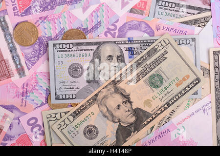 Hundert-Dollar-Schein auf dem Hintergrund der ukrainischen Hrywnja und europäischer euro Stockfoto