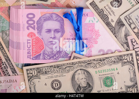 Hundert-Dollar-Schein auf dem Hintergrund der ukrainischen Hrywnja und europäischer euro Stockfoto