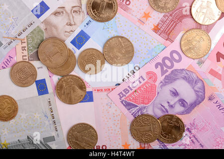 Hundert-Dollar-Schein auf dem Hintergrund der ukrainischen Hrywnja und europäischer euro Stockfoto