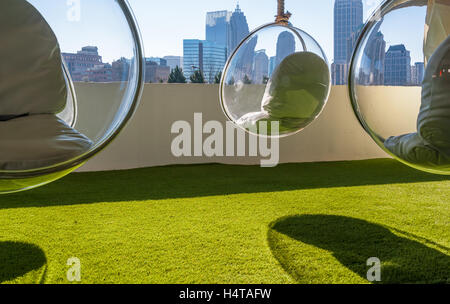 Outdoor-Design mit Blick auf die Stadt von einem Deck auf SCAD Atlanta, Atlanta, Georgia-Zweig der Savannah College of Art und Design. Stockfoto