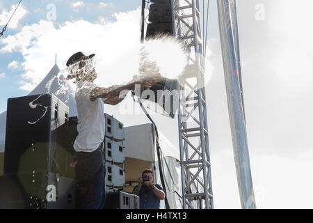 Yelawolf sprüht seine Tecate Bier, während er an Riot Fest Chicago auf 13. September 2015 in Chicago, Illinois führt Stockfoto