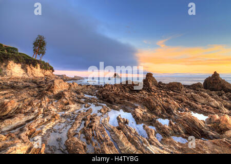 Kleine Corona Beach in Corona Del Mar, Kalifornien bei Sonnenuntergang in SummerLittle Corona Beach in Corona Del Mar, Kalifornien bei Sonnenuntergang Stockfoto