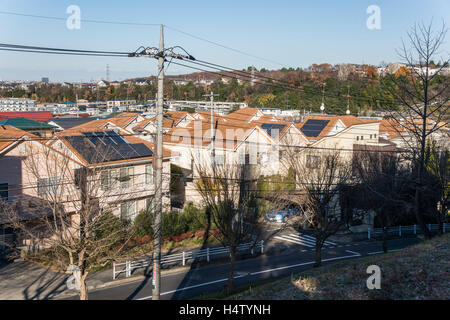 Solar Power Panels auf dem Dach der Häuser, Tama City, Tokyo, Japan Stockfoto