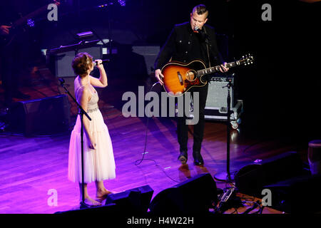 Clare Bowen und Brandon Robert Young führen an der Nashville für Afrika Event im Ryman Auditorium in Nashville, Tennessee. Stockfoto