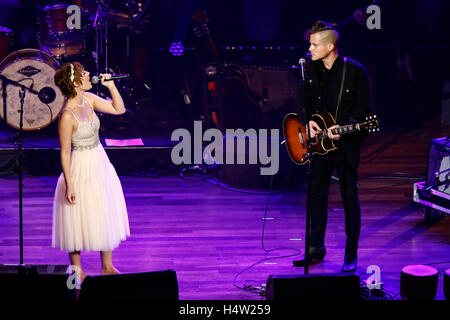 Clare Bowen und Brandon Robert Young führen an der Nashville für Afrika Event im Ryman Auditorium in Nashville, Tennessee. Stockfoto