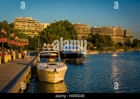 Boote und Gebäude an der Uferpromenade in Georgetown, Washington, DC. Stockfoto