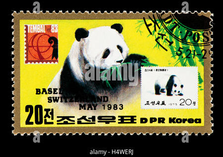 Briefmarke aus Nordkorea, die Darstellung eines Panda-Bären und eine chinesische Briefmarke mit dem gleichen Thema. Stockfoto