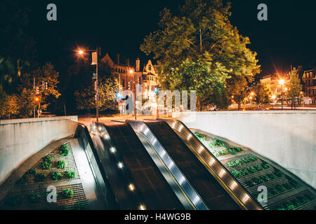 Rolltreppen, die u-Bahnstation am Dupont Circle in der Nacht, in Washington, DC. Stockfoto