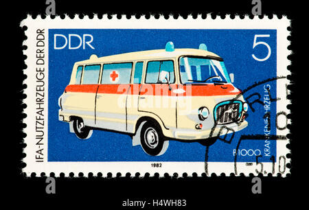 Briefmarke aus Ostdeutschland (DDR) zeigt einen Krankenwagen. Stockfoto