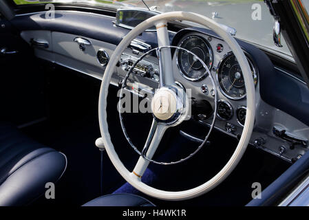 1961 Mercedes Benz 190SL Sports Tourer Innenraum Armaturenbrett und Lenkrad Stockfoto