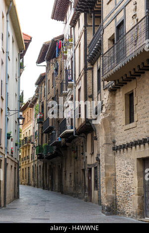 VITORIA-GASTEIZ, Spanien-16. Oktober 2016: typische Wohnhäuser im historischen Teil von Vitoria-Gasteiz. Spanien Stockfoto