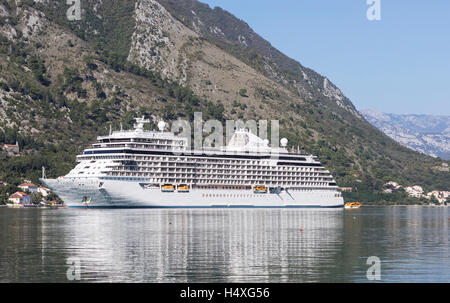 Die luxuriösesten Kreuzfahrtschiff der Welt, Regent Seven Seas Explorer Liegeplätze in der Bucht von Kotor Stockfoto