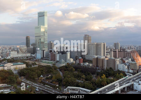 Osaka, Japan - 28. November 2015: Osaka Skyline. Abeno Harukas das höchste Gebäude in Osaka ist in der Ferne sichtbar. Stockfoto