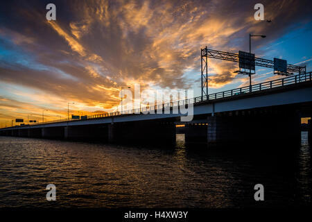 Sonnenuntergang über dem Potomac River und George Mason Memorial Bridge in Washington, DC. Stockfoto