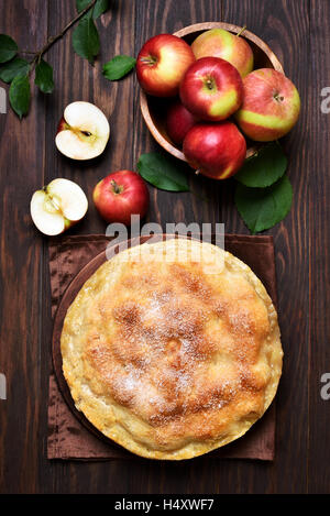 Apfelkuchen und frischen Früchten auf hölzernen Hintergrund, Ansicht von oben Stockfoto