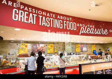 Menschen beim Einkaufen in Whole Foods Market in Kensington High Street, London, England, UK Stockfoto