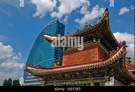 Das moderne Hotel der blaue Himmel und die traditionellen Choijin Lama-Tempel, Ulaanbaatar, Mongolei Stockfoto