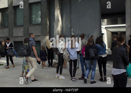 Milano Fashion Week September 2016: Mädchen und Fotografen stehen vor dem Eingang bei Armani-Modenschau Stockfoto