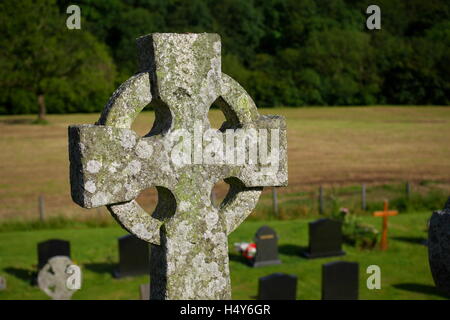 Keltisches Kreuz auf dem Friedhof der St. Marys Kirche, Ystradfellte, Brecon Beacons, Powys, South Wales, UK Stockfoto