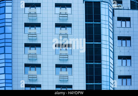 windows of multi-storey building glass and steel office lighting Stockfoto