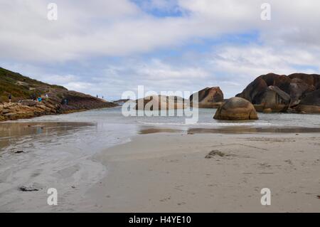 Dänemark, WA, Australien-Oktober 2, 2014:People, Klettern die Granit-Formationen im Elephant Cove Beach in Dänemark, Western Australia. Stockfoto