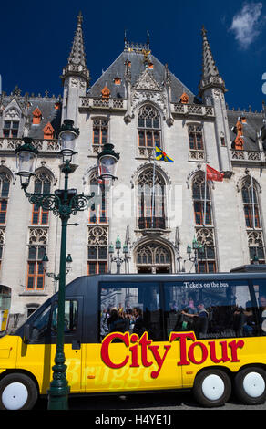 Brugge City Tour Bus vor dem Landesgericht Gebäude im Markt, Brugge, Belgien Stockfoto