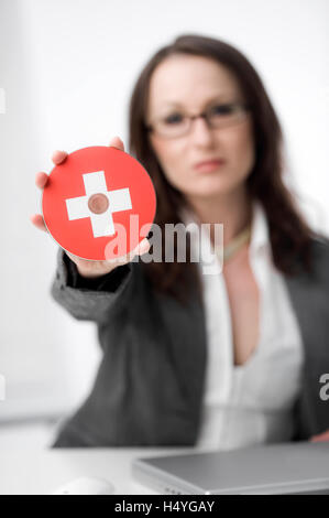 Geschäftsfrau hält eine CD mit einer Schweizer Flagge Stockfoto
