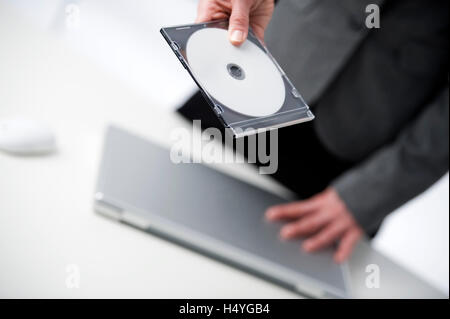 Geschäftsfrau hält eine CD Stockfoto