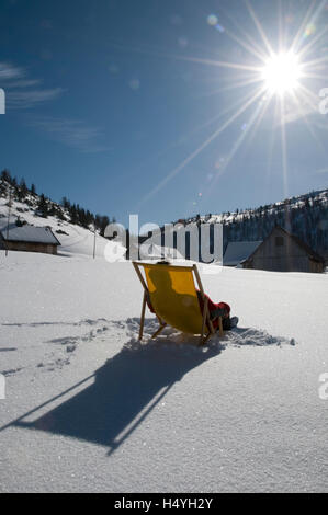 Ein Sonnenbad im Liegestuhl im Schnee, Woerschach, Steiermark, Österreich, Europa Stockfoto