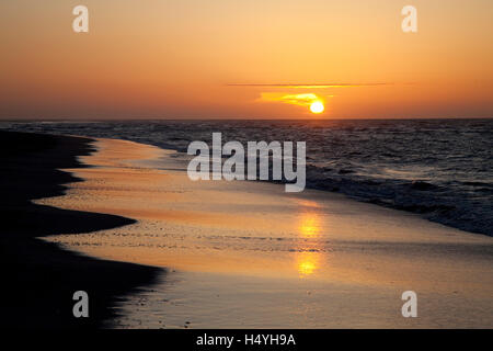 Sonnenuntergang über dem Meer, Wadden Sea National Park of Lower Saxony, ein UNESCO-Weltkulturerbe, Insel Spiekeroog, Ostfriesland Stockfoto