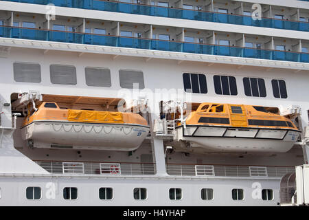 Rettungsboote auf das Kreuzfahrtschiff Costa Concordia im Hafen von Savona, italienische Riviera, Ligurien, Italien, Europa Stockfoto