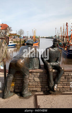 Skulpturen, alt und jung Fischer, Hafen, Neuharlingersiel, Ostfriesland, Niedersachsen Stockfoto