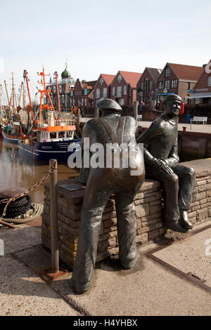 Skulpturen, alt und jung Fischer, Hafen, Neuharlingersiel, Ostfriesland, Niedersachsen Stockfoto